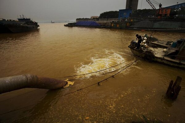 Основные экологические проблемы китая. Река Янцзы загрязнение. Загрязненная река Янцзы в Китае. Река Хуанхэ загрязнение. Река Хуанхэ Китай загрязнение реки.