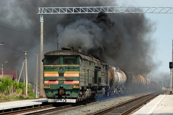 Day train. Тепловоз 2тэ10 дымит. 2тэ10м медведь. Тепловоз 2тэ10м товарный. Дизельный Локомотив 2тэ10.