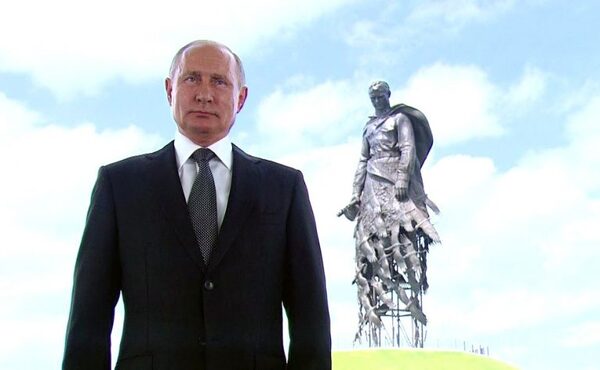 Обращение Владимира Путина прошло на фоне нового мемориала под Ржевом