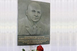 В память о вкладе Юрия Лужкова в сельское хозяйство установили мемориальную доску
