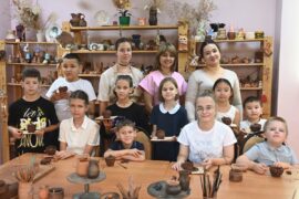 Юные астраханцы с нарушением слуха создали глиняные сувениры на мастер-классе «Газпром переработки»